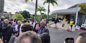Velório de Juliana Marins: pai cobra novas leis da Indonésia