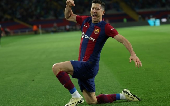 O atacante Robert Lewandowski, do Barcelona, comemora um gol na partida contra o Valencia, 29 de abril de 2024