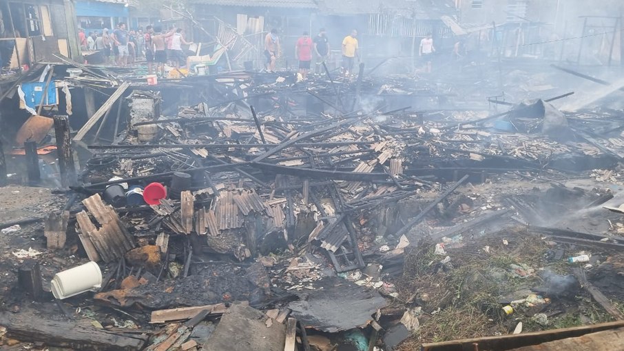 Chamas começaram na tarde desta terça-feira (9) Chamas começaram na tarde desta terça-feira (9)