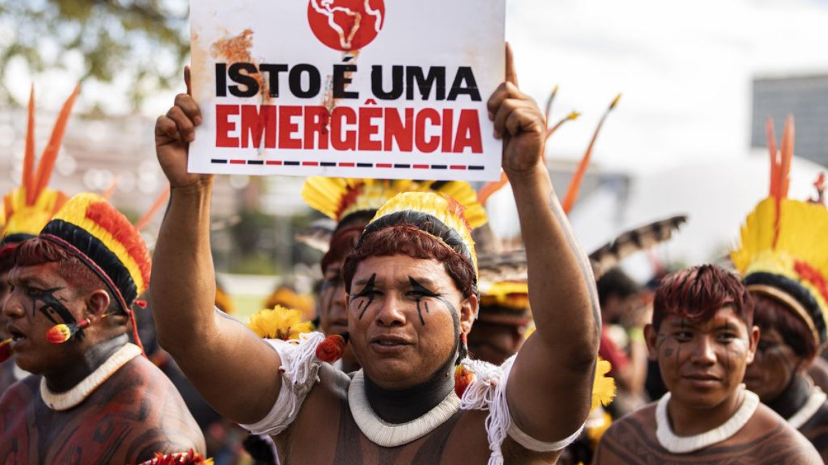 Indígenas em ato na frente do Congresso durante o Acampamento Terra Livre