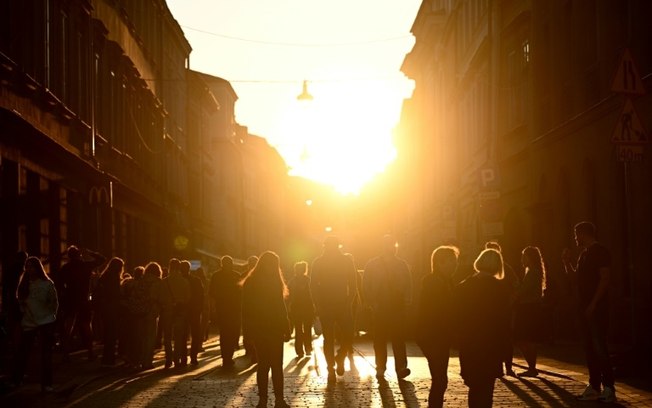 Turistas caminham pela Rua Szewska em Cracívia, em 13 de junho de 2024