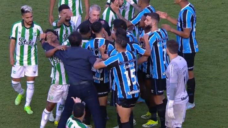 Vídeo: técnico do Grêmio agride atleta do Juventude em briga