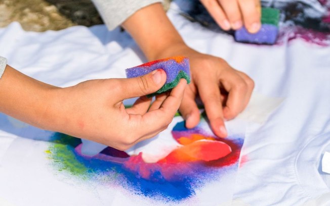 Aprenda como usar tinta de tecido para deixar suas roupas novas