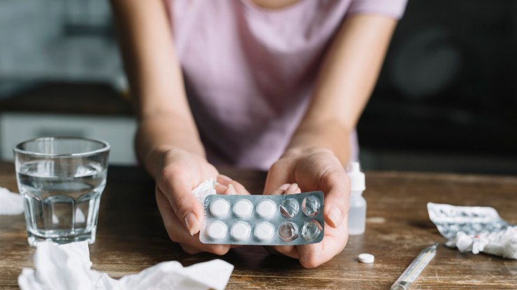 Posso tomar remédio vencido? Especialista alerta para os riscos