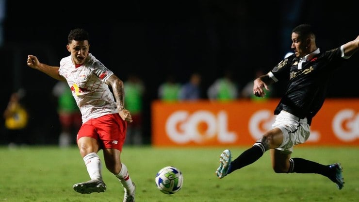 Marquinhos comenta pausa no jogo por causa da chuva: 'Atrapalhou um pouco