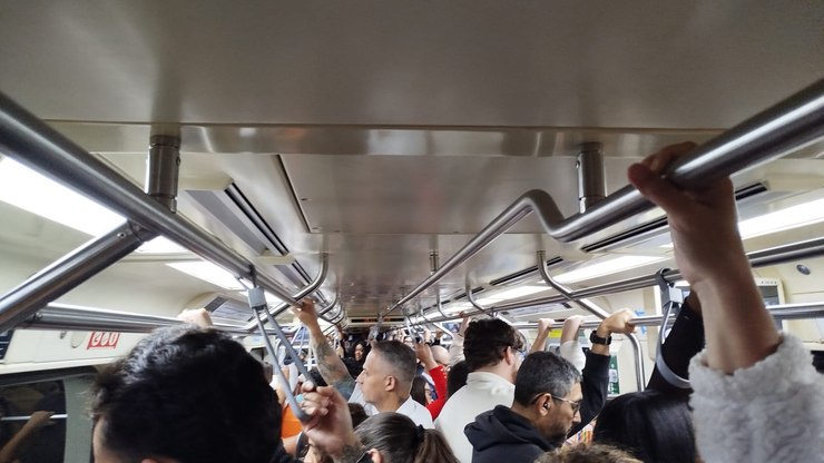 Metrô registra lentidão após problema na linha 11 - Coral