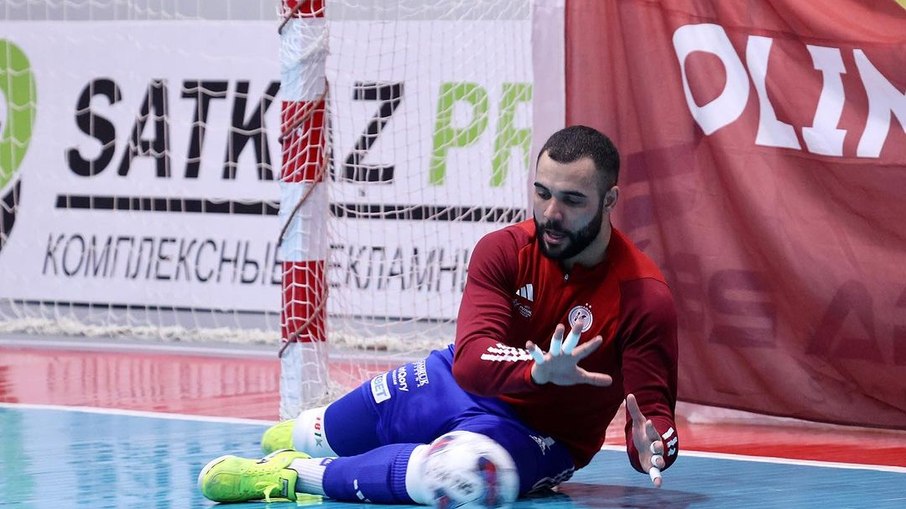 Goleiro brasileiro vive fase artilheira no futsal do Cazaquistão e marca até na Champions League