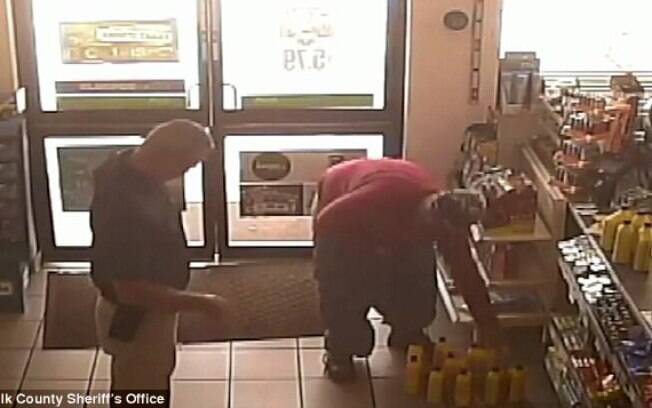 Homem tentou roubar mais de 45 itens de uma loja, na Flórida, colocando todos os produtos dentro da sua própria calça