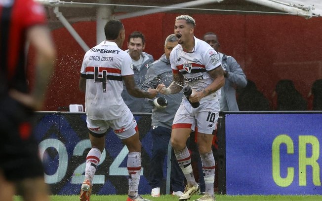 São Paulo vence Vitória no Barradão e aparece na parte de cima da tabela