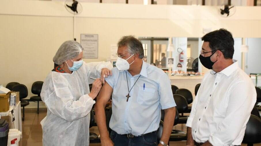 Chefe Executivo de Catanduva recebe dose de imunização.