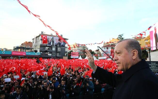 Estado de Emergência após golpe permite que Recep Tayyip Erdogan, presidente da Turquia, governe por decretos