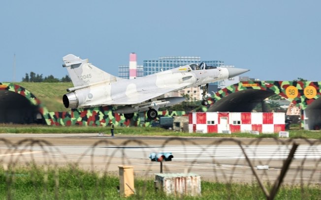 Avião de combate taiwanês Mirage 2000 decola da base de Hsinchu, em 14 de outubro de 2024