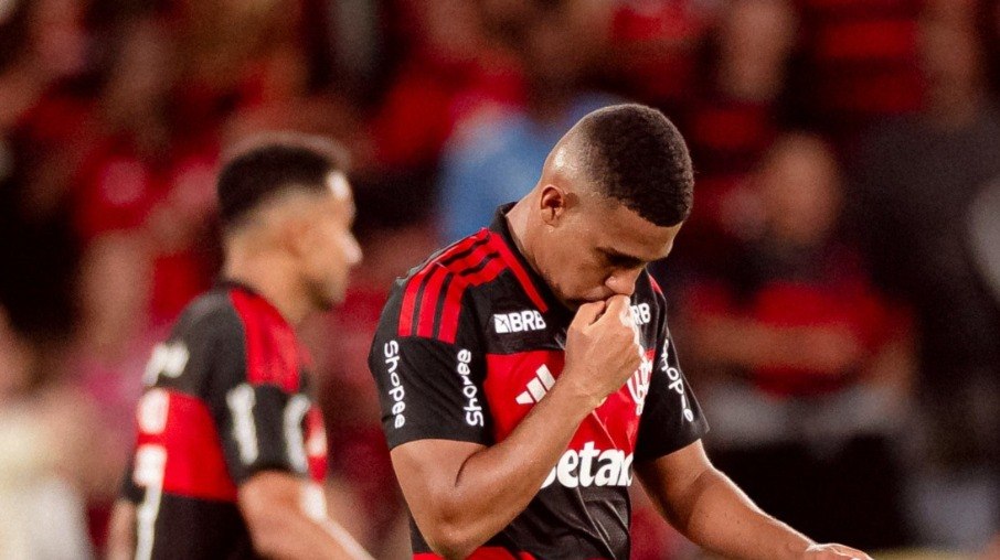 Lino comemora gol marcado na goleada sobre o Sampaio Corrêa