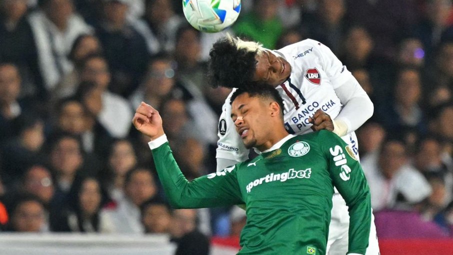 Vitor Roque disputa bola na derrota do Palmeiras