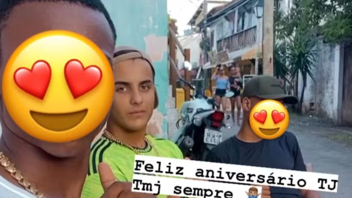 Filho de Ivete Sangalo surge com amigos em comunidade em Salvador