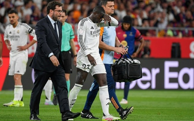 O zagueiro francês do Real Madrid, Ferland Mendy, deixa o campo após se machucar durante a final da Copa da Espanha, Copa del Rey (Copa do Rei), entre o FC Barcelona e o Real Madrid, no estádio La Cartuja, em Sevilha, em 26 de abril de 2025.