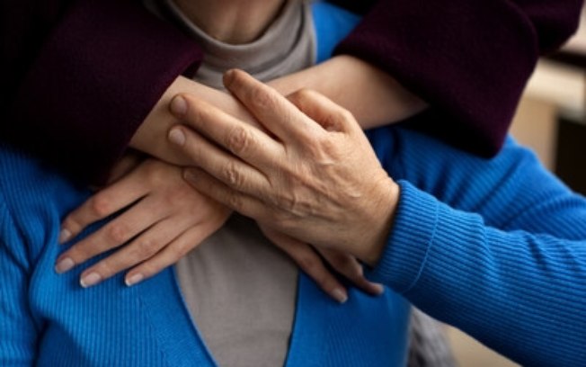 TENA reforça apoio a cuidadores com app e curso gratuitos na Semana da Pessoa com Deficiência Intelectual e Múltipla