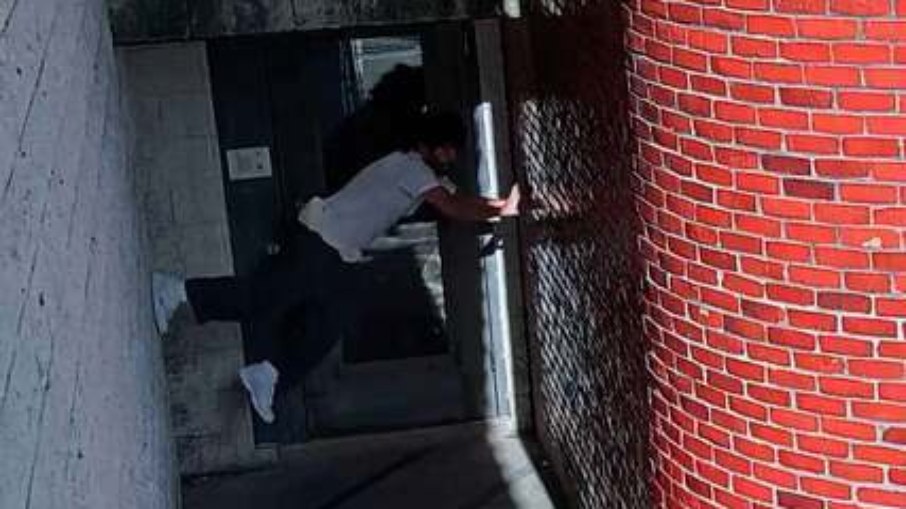 No vídeo, é possível ver Danilo escalando as paredes para fugir da prisão