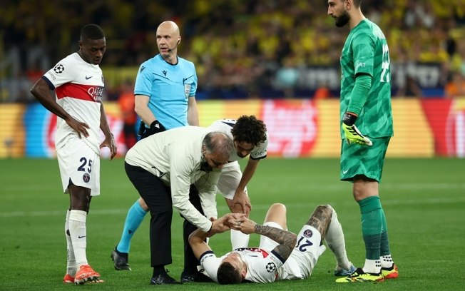 Lucas Hernández é atendido após se lesionar no primeiro tempo da derrota do Paris Saint-Germain para o Borussia Dortmund, no jogo de ida das semifinais da Liga dos Campeões em Dortmund, em 1º de maio de 2024