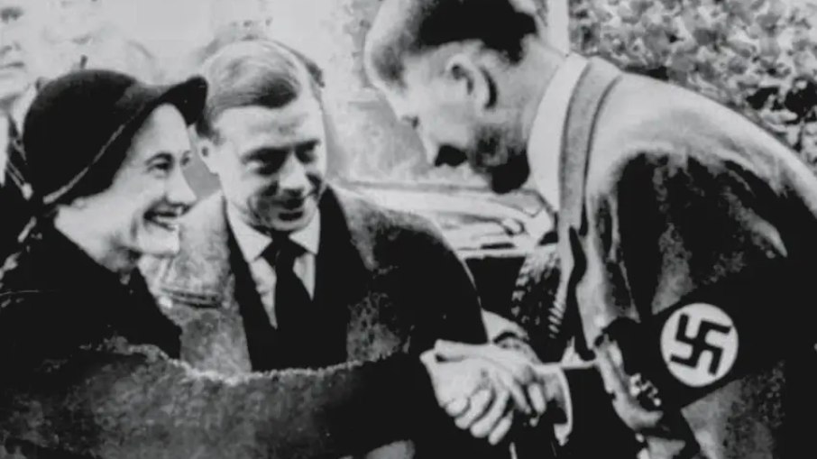 Eduardo VIII e a esposa, Wallis Simpson, a Duqesa de Windsor, viajaram à Alemanha e conheceram Adolf Hitler