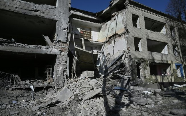 Foto mostra um prédio escolar destruído após um ataque aéreo na cidade de Pokrovsk, região de Donetsk, em 28 de setembro de 2024