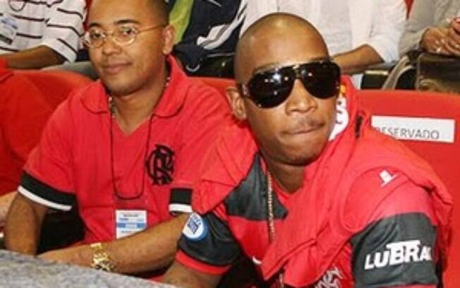 Ja Rule, à direita, com a camisa do Flamengo