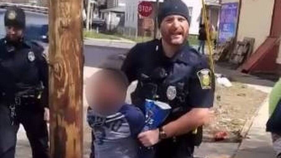 Forma como policiais abordaram menino de 8 anos nos EUA foi alvo de críticas 