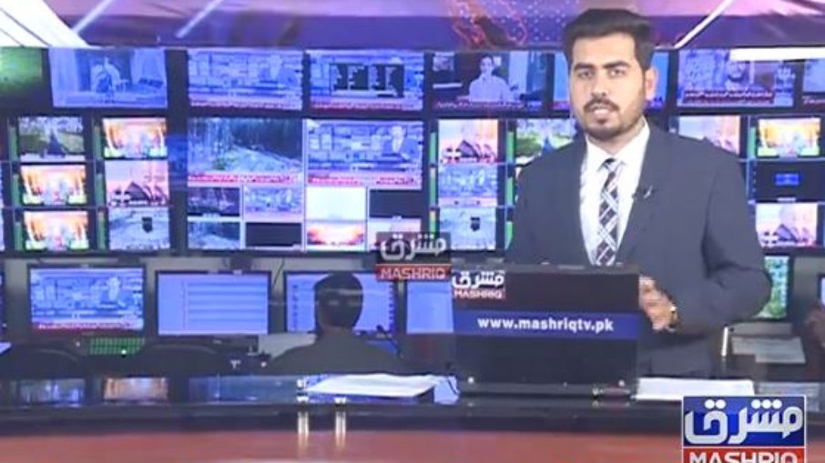 Estúdio de telejornal é abalado ao vivo por terremoto no Paquistão