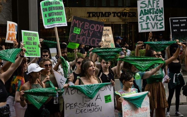 (Jul/2022) Ativistas protestam em Nova York contra a sentença da Suprema Corte sobre o aborto