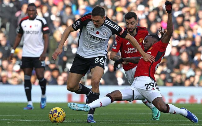 João Palhinha em ação pelo Fulham contra o Manchester United pela Premier League