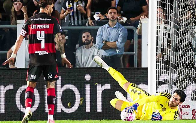 Jorginho tocou com a mão na bola e foi expulso