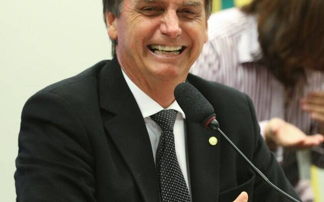 Jair Bolsonaro (PSL) se aproxima de Valdemar Costa Neto (PR), condenado no processo do 