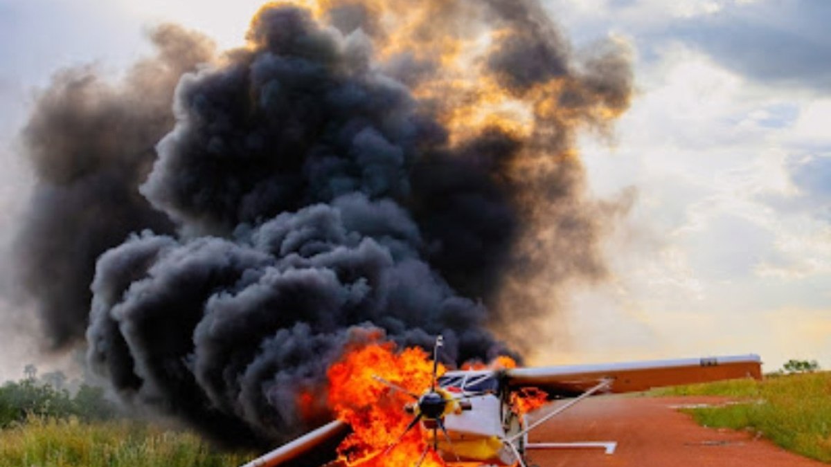Ibama incendeia avião usado em garimpo ilegal de ouro na Amazônia