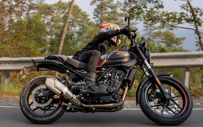 Royal Enfield Guerrilla 450 Apex chega por R$ 30.490