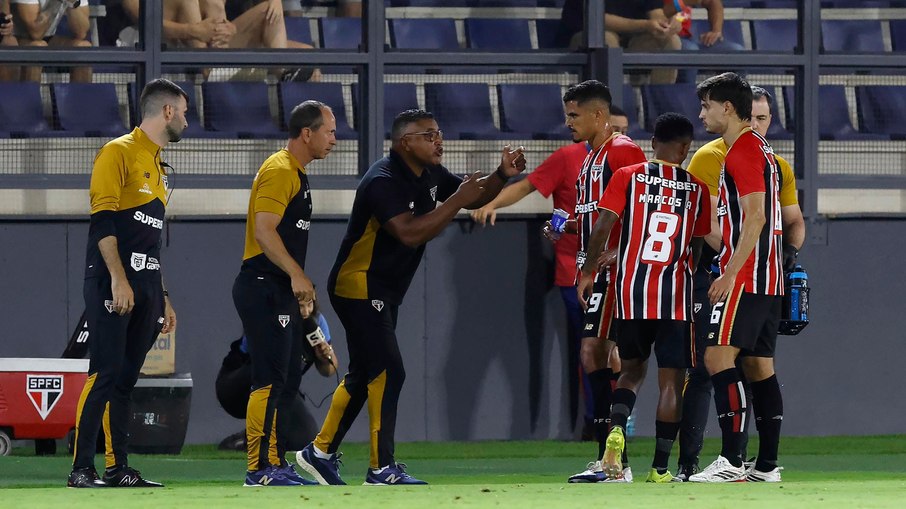 Roger Machado fala com jogadores durante duelo com Bragantino