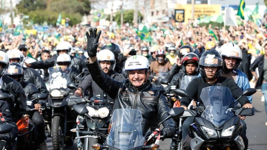 Jair Bolsonaro durante uma motociata com militantes
