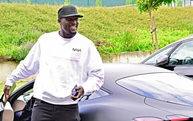 Lukaku tira onda com carro de R$ 3 milhões na apresentação da Bélgica