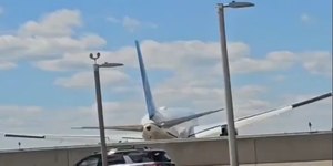 Vídeo: avião atinge poste e um caminhão-trator durante pouso