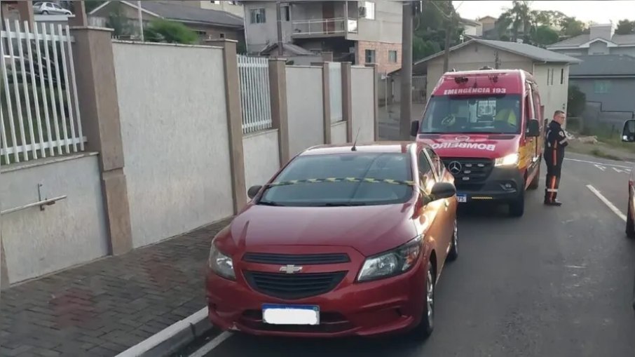 Criança ficou o dia todo no carro da família Criança ficou o dia todo no carro da família