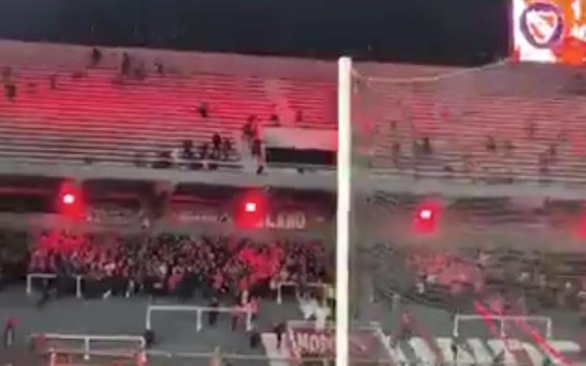 O início da confusão aconteceu entre torcedores chilenos, na arquibancada superior, e argentinos, na inferior