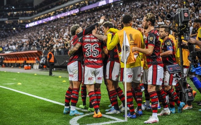 Bastidores do Flamengo mostram discursos inflamados antes de vitória sobre o Corinthians