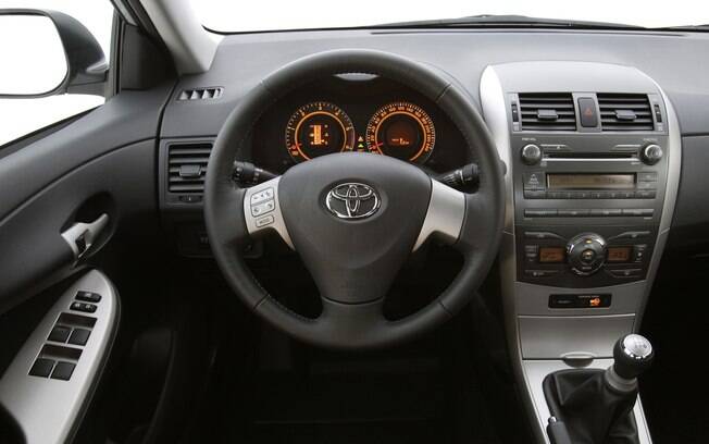 O interior do Toyota Corolla de nona geração ficou famoso pela qualidade do acabamento e facilidade de conservação