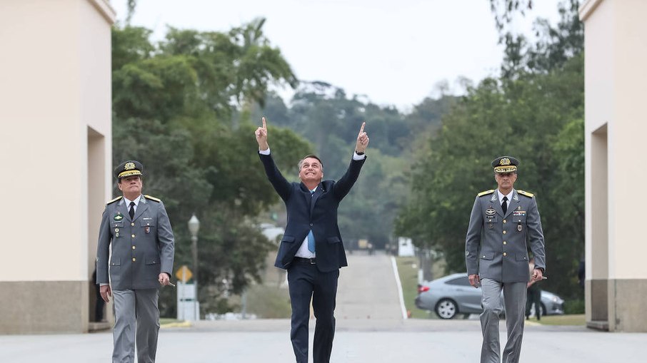 Jair Bolsonaro e militares das Forças Armadas