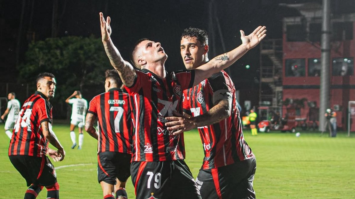 Vitória vence o Vasco de virada no Brasileirão Vitória vence o Vasco de virada no Brasileirão