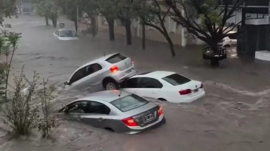 Veículos foram arrastados nas ruas tomadas pelas águas Veículos foram arrastados nas ruas tomadas pelas águas