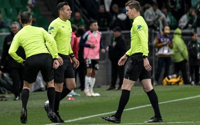 O bandeirinha Mehdi Rahmoun (centro) foi atingido por um objeto durante a partida entre Saint-Étienne e Lyon que foi interrompida durante cerca de 45 minutos, em Saint-Étienne, no dia 20 de abril de 2025 O bandeirinha Mehdi Rahmoun (centro) foi atingido por um objeto durante a partida entre Saint-Étienne e Lyon que foi interrompida durante cerca de 45 minutos, em Saint-Étienne, no dia 20 de abril de 2025