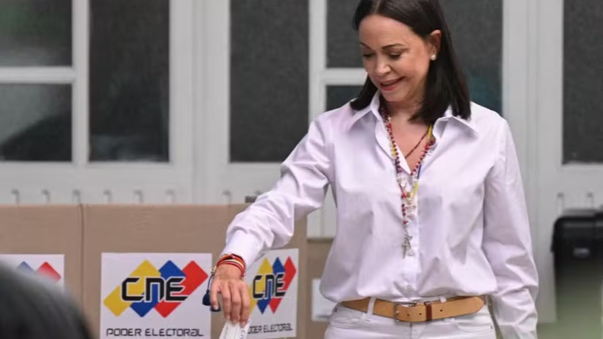 María Corina Machado vota em Caracas nas eleições presidenciais