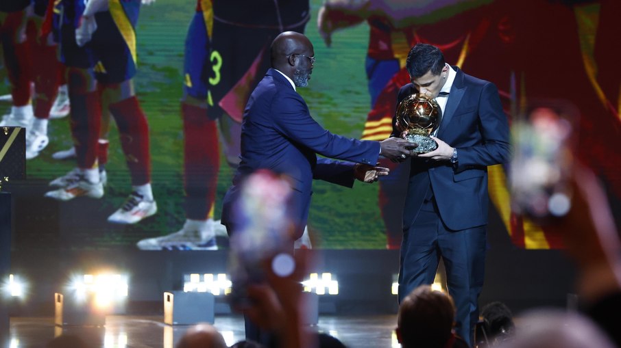 Rodri recebendo a Bola de Ouro de 2024 Rodri recebendo a Bola de Ouro de 2024