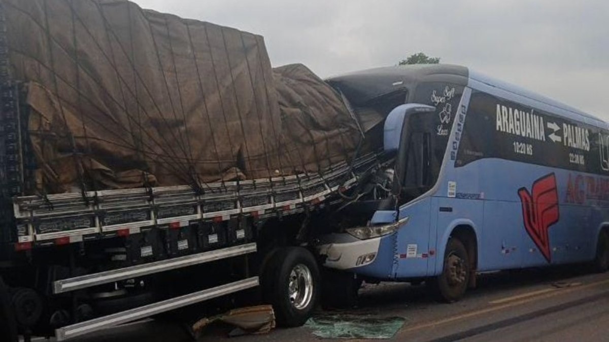 Nove pessoas ficam feridas após ônibus bater na traseira de um caminhão no Tocantins