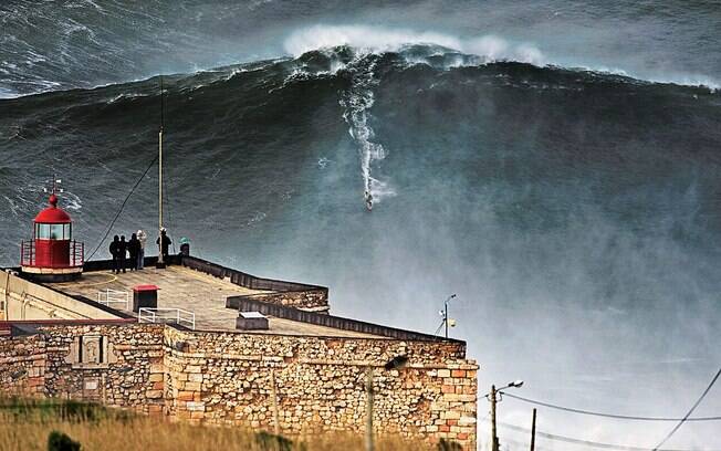 Dentre as praias de Portugal, Nazaré é conhecida por suas ondas gigantes, própria para esportes radicais